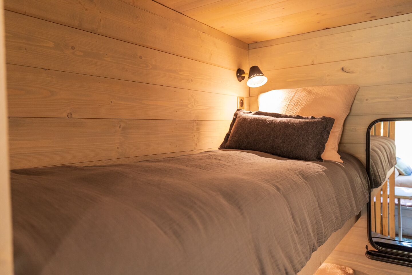 2 bedrooms, travel cot, bed sheets