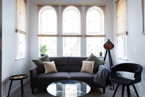 Deluxe Apartment, Ensuite (Apley) | Lounge - Crescent House Apartments (Telford)