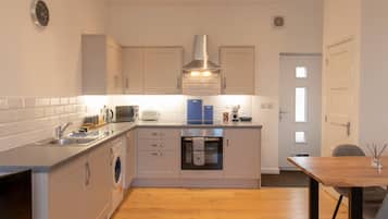 Deluxe Apartment, Ensuite (Apley) | Private kitchen