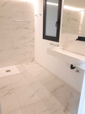Superior Studio, Accessible, Ensuite | Bathroom - Termas Romanas Allon (Villajoyosa)