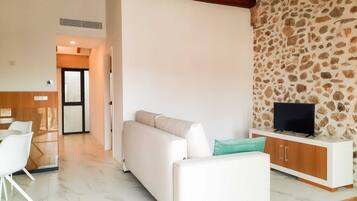 Superior Studio, Accessible, Ensuite | Dining