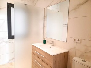 Superior Studio, Accessible, Ensuite | Bathroom