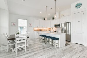 Fridge, microwave, oven, stovetop - Beautiful Palm Beach House only 2 blocks from the beach (Galveston)