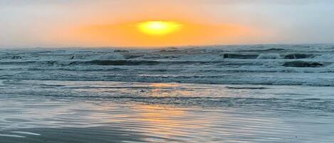 Beach nearby, sun loungers, beach towels