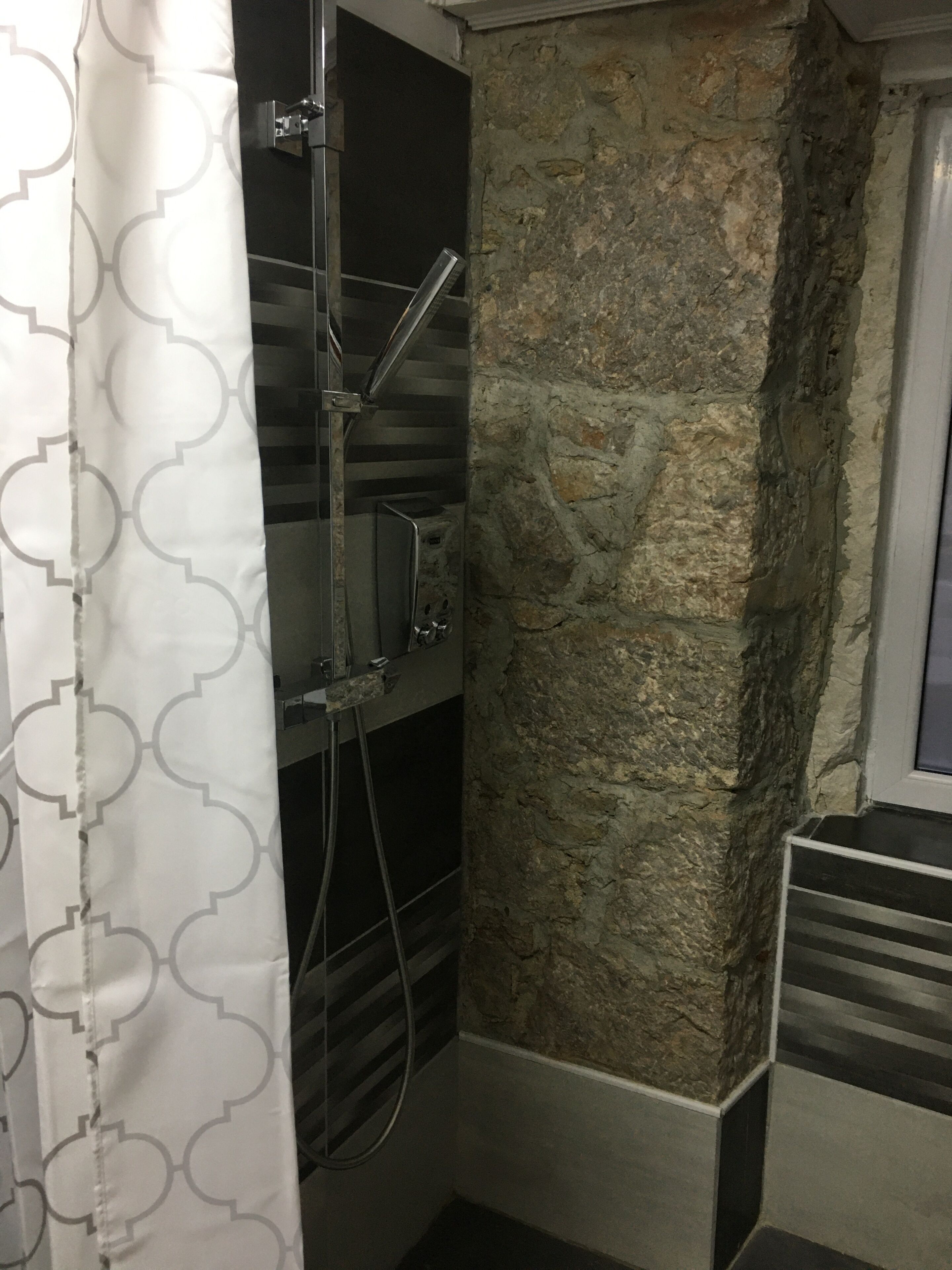Een douche, een haardroger, badjassen, handdoeken