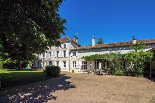 Maison de Maître avec piscine pour 12 personnes près d'Angoulême