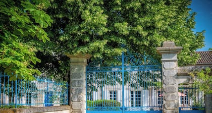 Maison de MaĂźtre with swimming pool for 12 people near AngoulĂȘme
