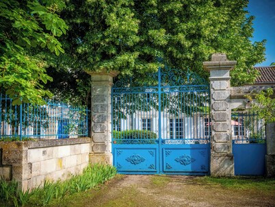 Maison de Maître with swimming pool for 12 people near Angoulême