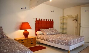 6 bedrooms, desk, iron/ironing board, travel crib