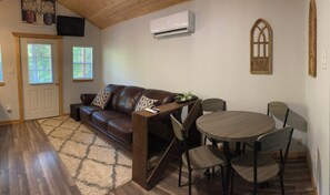 Smart TV - Cana Cottage | Farm Stay (Tyler)