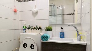 Classic Apartment | Bathroom - Studio famous Bogarshov by the sea (Tel Aviv)