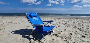 Ranta lähistöllä, aurinkotuoleja