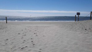 Ubicación cercana a la playa y tumbonas
