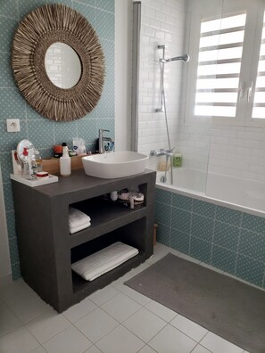 Badewanne, Handtücher, Seife, Shampoo