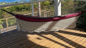 A hammock under a white structure with a view of the ocean. - Charming town with panoramic views and swimming pool (Saint-Leu)