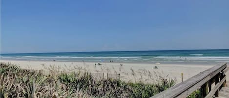 Beach nearby, sun-loungers, beach towels