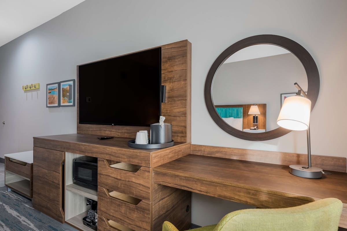 Kamer, 1 kingsize bed, koelkast | Een bureau, een strijkplank/strijkijzer, beddengoed