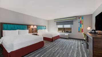 Escritorio, tabla de planchar con plancha y ropa de cama