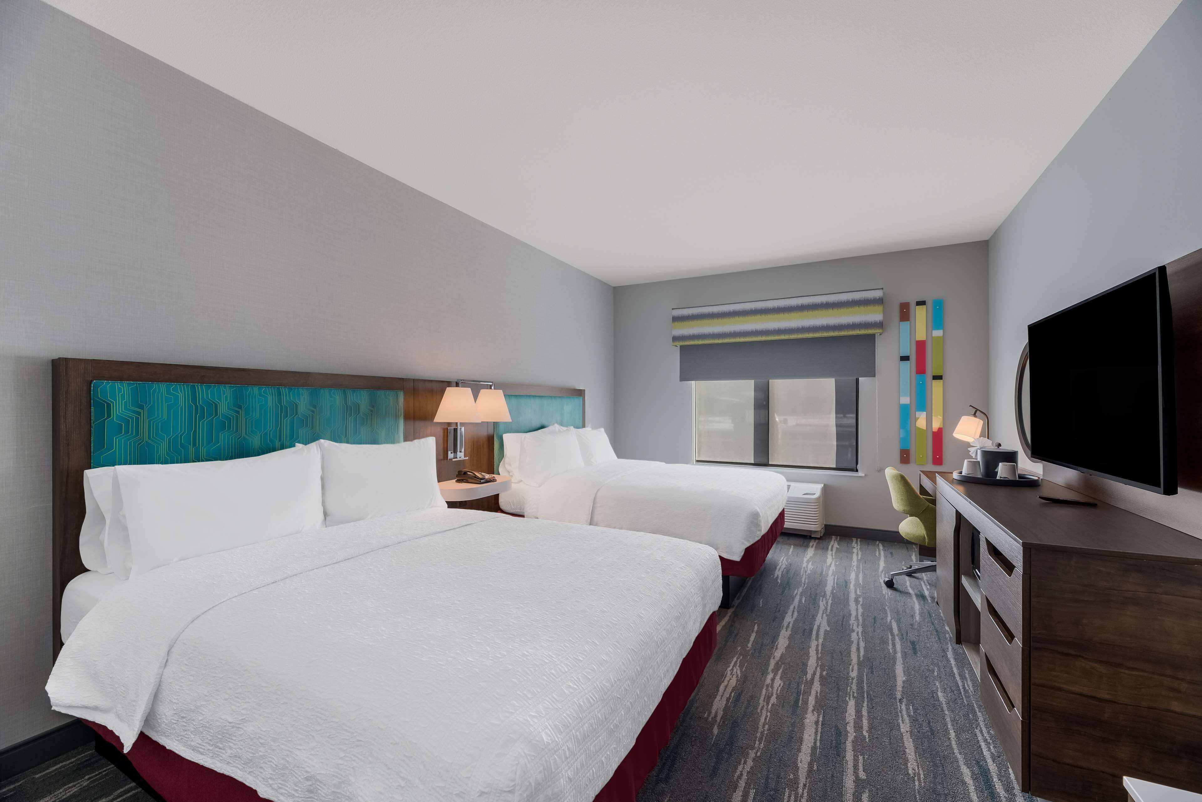 Habitación, 2 camas de matrimonio, frigorífico | Escritorio, tabla de planchar con plancha, ropa de cama