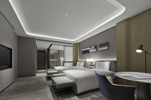 Minibar, coffres-forts dans les chambres, bureau