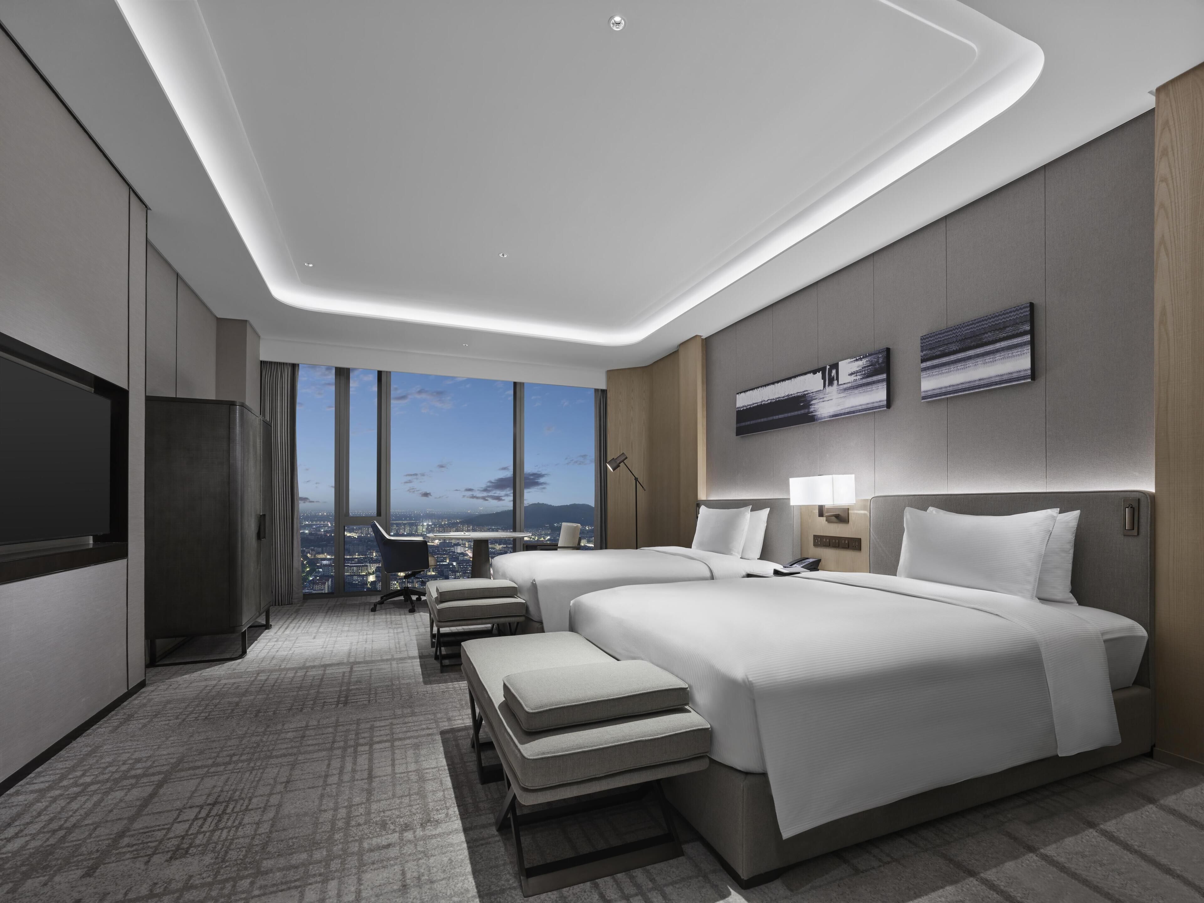 Minibar, caja de seguridad en la habitación y cortinas blackout 