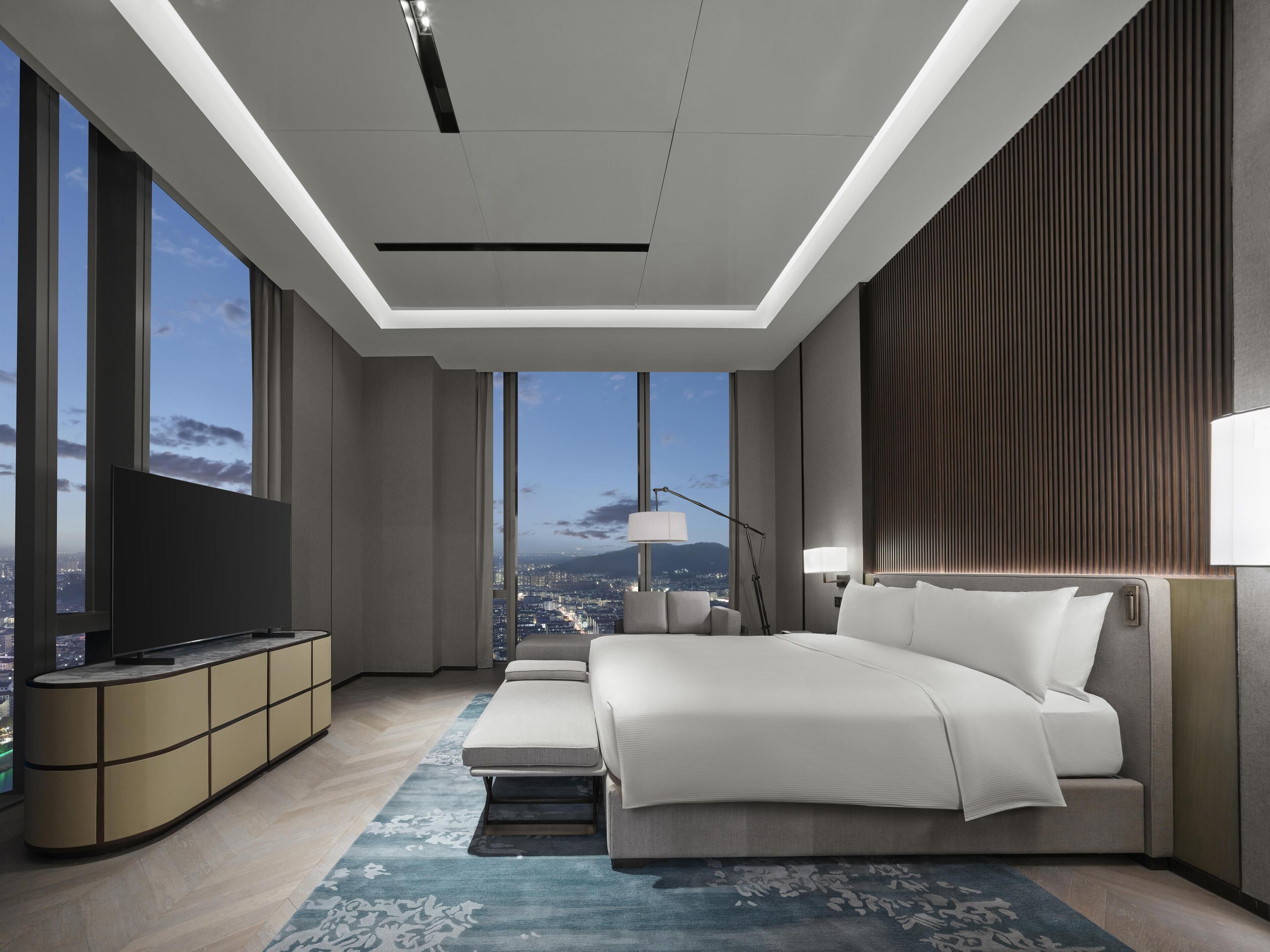 Suite, 1 letto king | Minibar, cassaforte in camera, una scrivania, postazione laptop