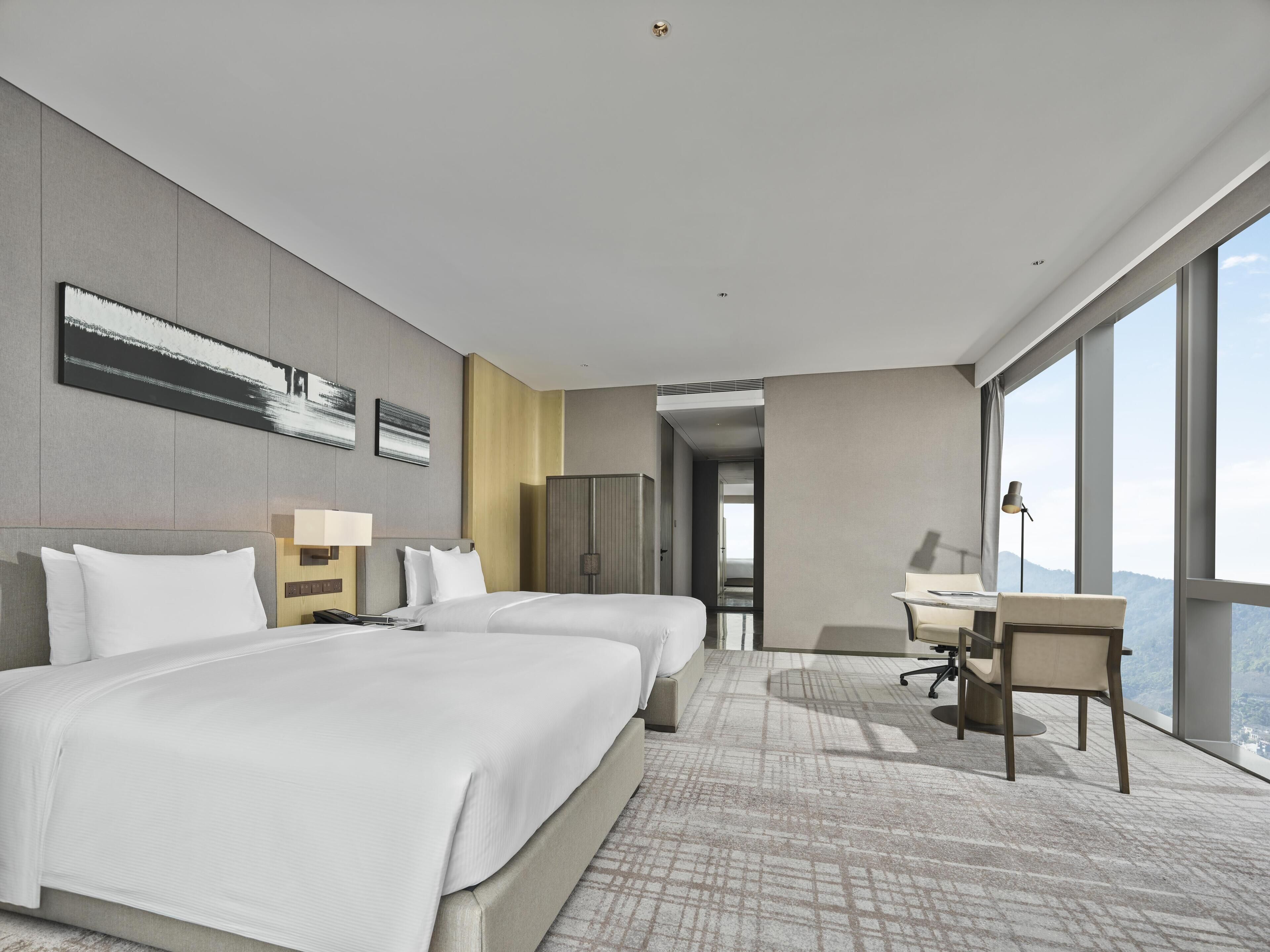 Minibar, caja de seguridad en la habitación y cortinas blackout 