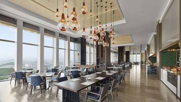 Daily buffet breakfast (CNY 168 per person)