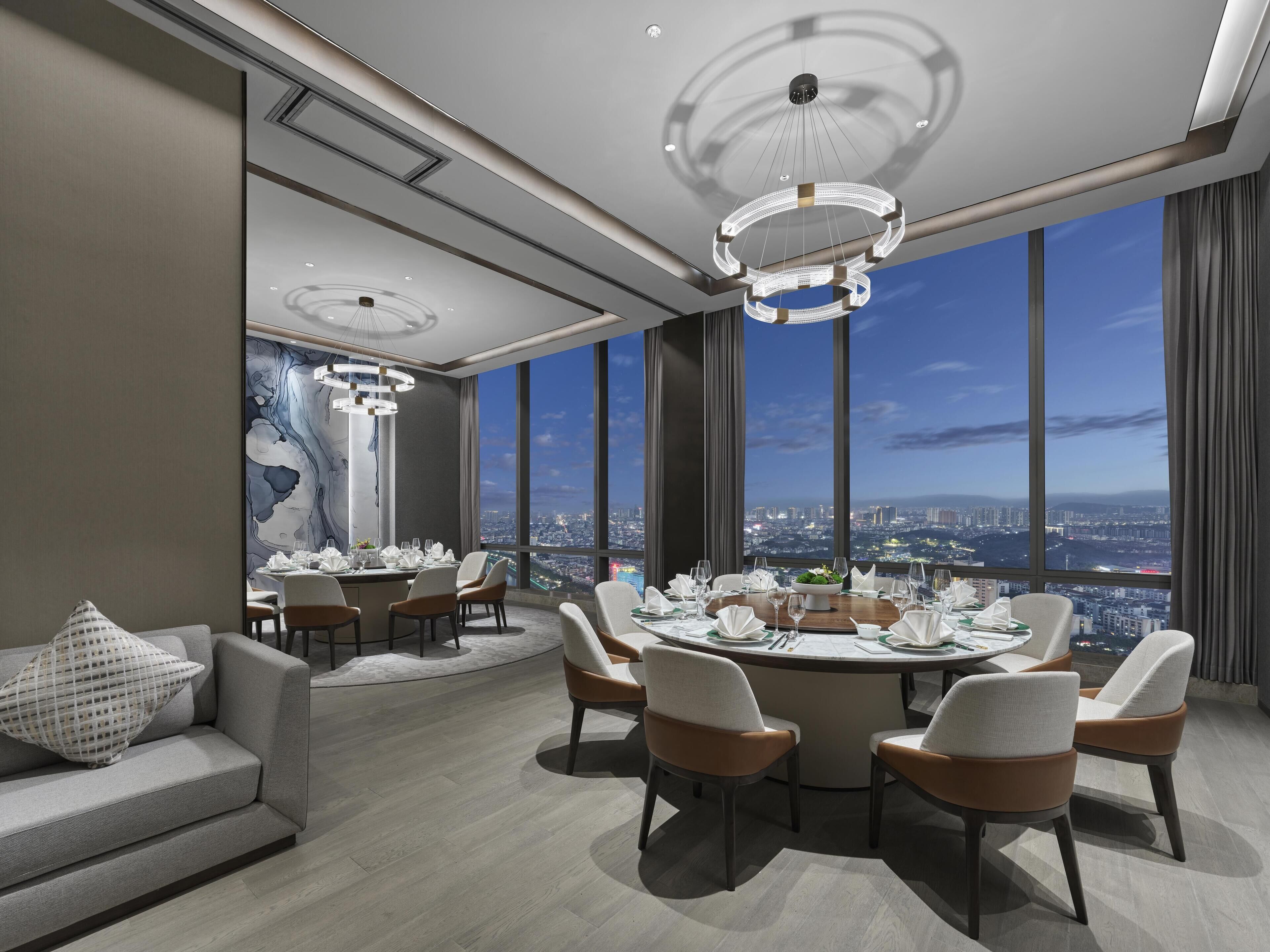 2 restaurants; breakfast, lunch, and dinner served