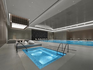 Indoor pool, open 6:00 AM to 9:30 PM, sun loungers - Hilton Zhuji (Shaoxing)