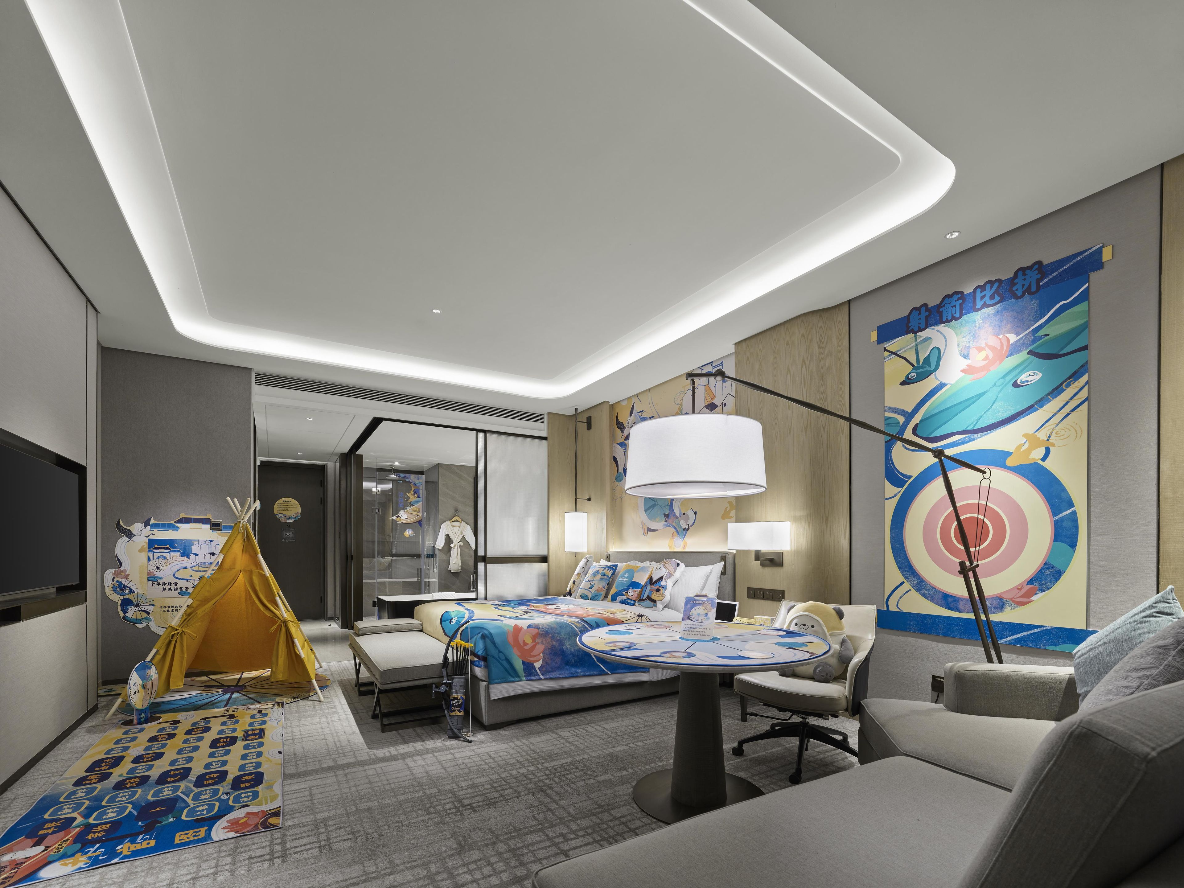 Una habitación de hotel moderna con una cama, un sofá, una mesa y una estructura similar a una tienda de campaña.