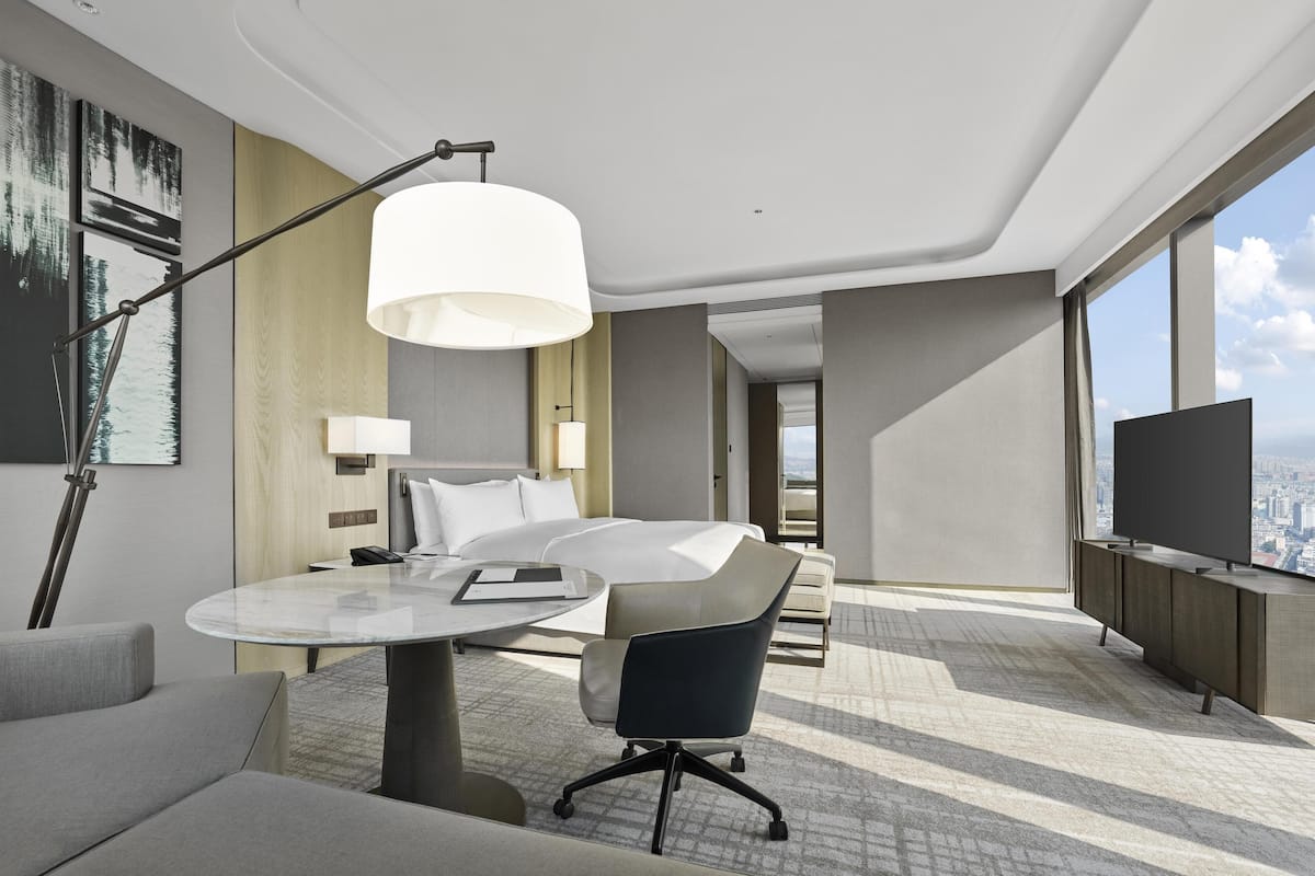 Minibar, caja de seguridad en la habitación y cortinas blackout