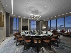 2 restaurants; breakfast, lunch, and dinner served - Hilton Zhuji (Shaoxing)