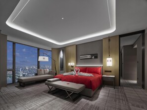 Minibar, in-room safe, desk, laptop workspace - Hilton Zhuji (Shaoxing)
