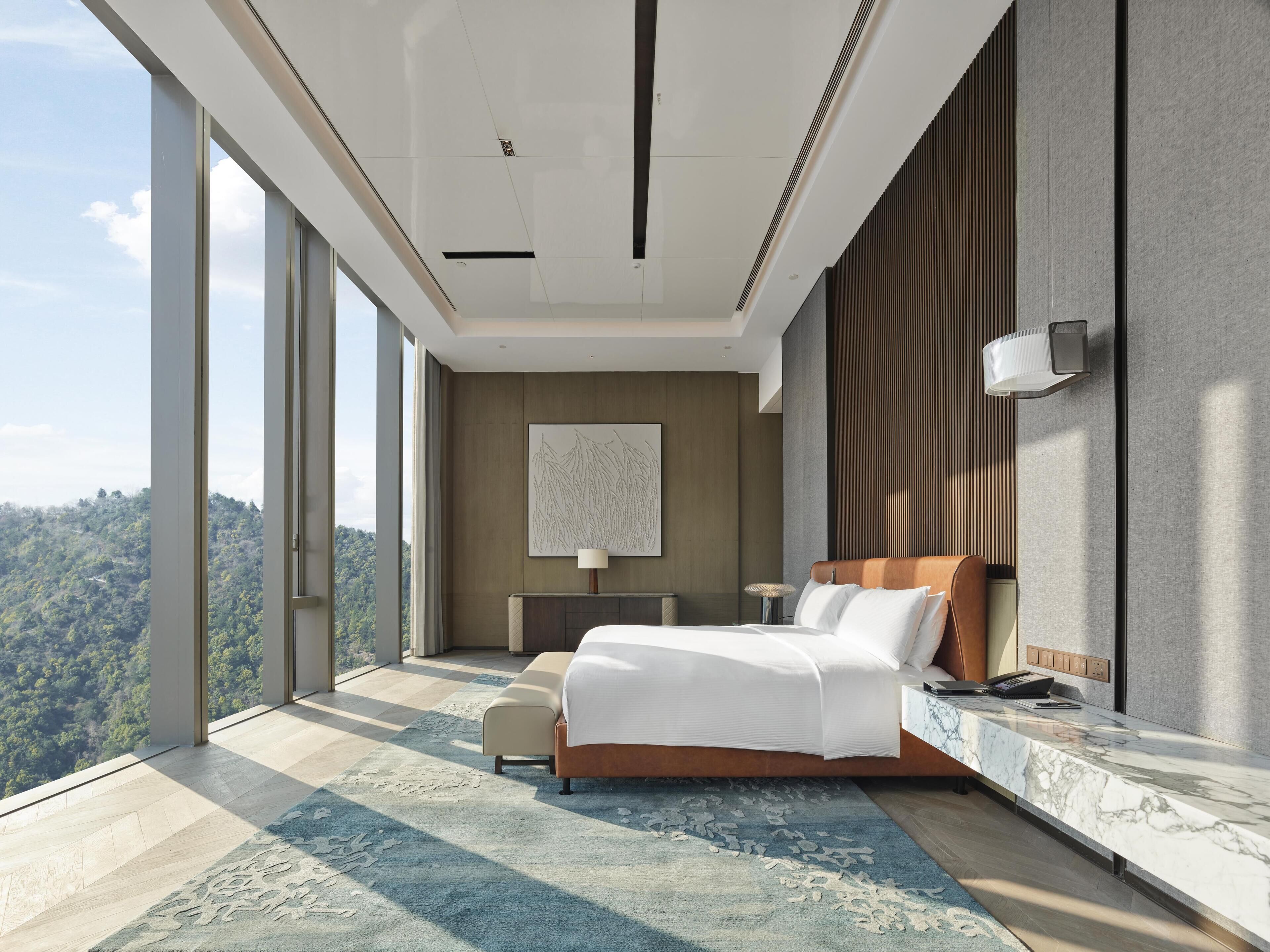 Minibar, caja de seguridad en la habitación y cortinas blackout 