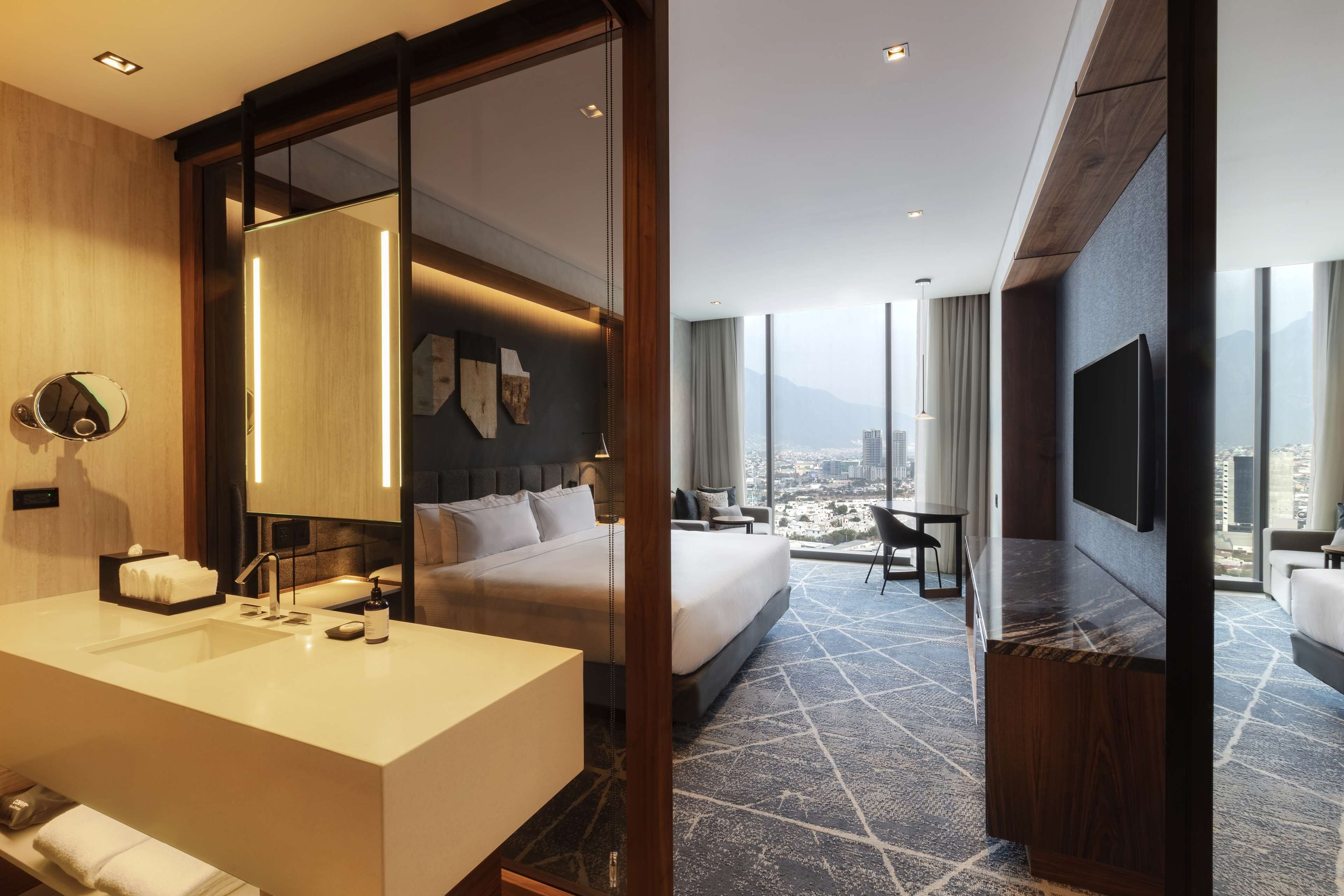 ميني بار وخزنة داخل الغرفة ومكتب ومساحة عمل للكمبيوتر المحمول