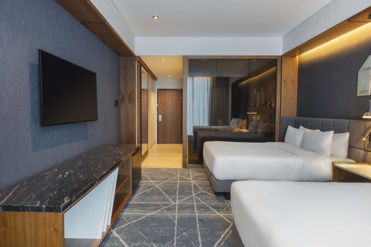 1 dormitorio, minibar, caja fuerte y escritorio