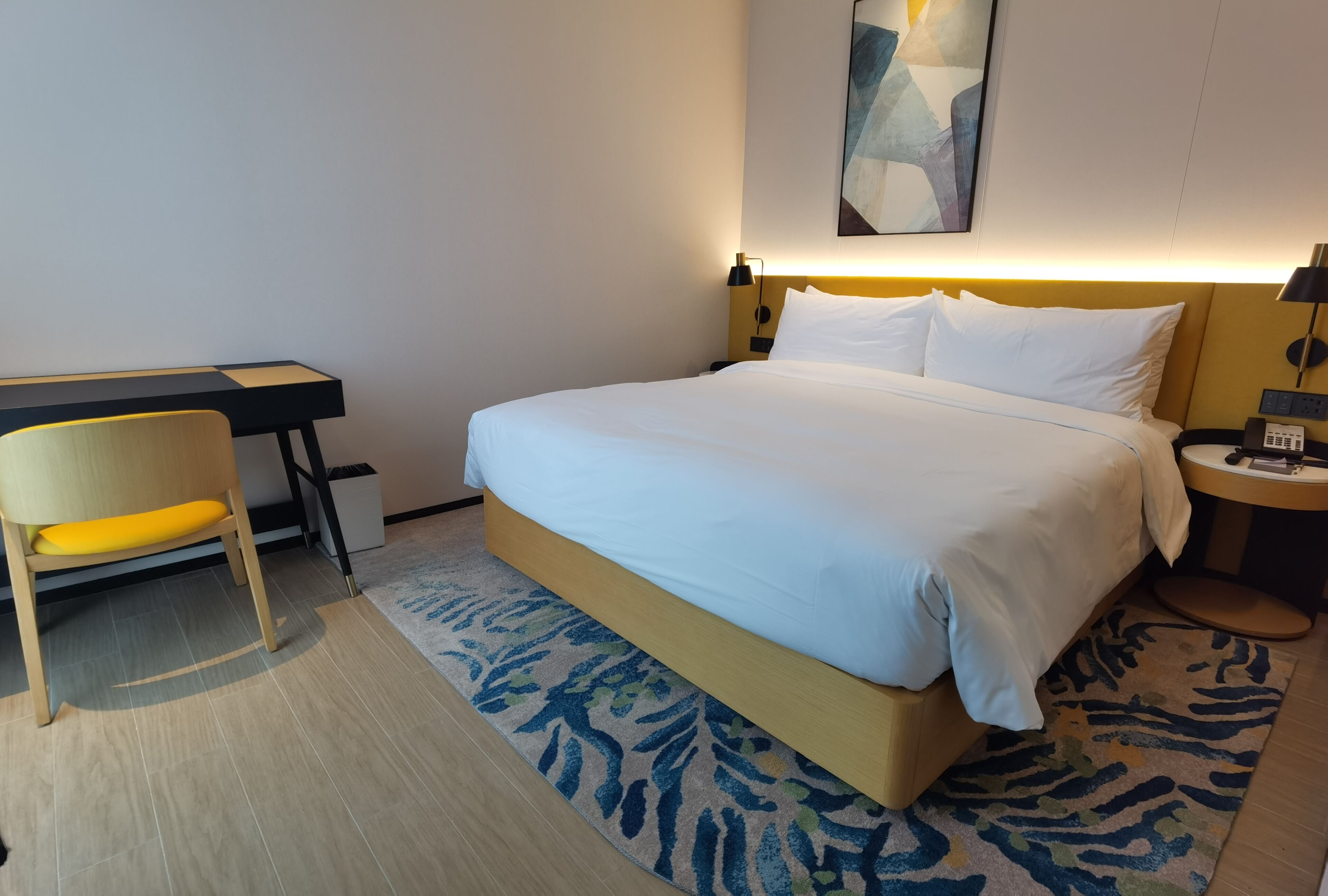 Huone, 1 suuri parisänky | Työpöytä, äänieristys, vuodevaatteet