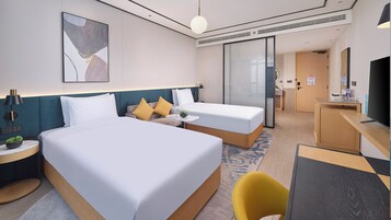 Escritorio, sistema de insonorización y ropa de cama 