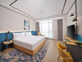 Escritorio, sistema de insonorización y ropa de cama 