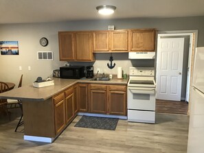 Een koelkast, een microgolfoven, een oven, een kookplaat