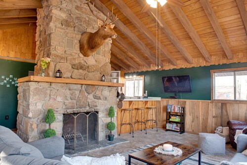 Dog Friendly Cabin near River on Nearly 5 acres w/Strong WiFi + Robust Amenities