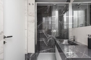 Douche, sèche-cheveux, bidet, serviettes fournies