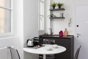 冷蔵庫、オーブン、コンロ、食器洗い機