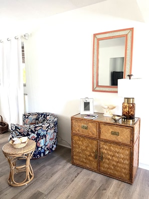 Interior - Cozy Bungalow - 5 mins from beach and FLL airport- sleeps 4–5 (Dania Beach)
