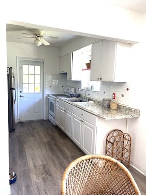 Private kitchen - Cozy Bungalow - 5 mins from beach and FLL airport- sleeps 4–5 (Dania Beach)