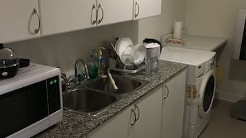Refrigerador, microondas, parrilla de estufa y cafetera y tetera