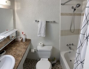 Ducha y bañera combinadas, secador de pelo, toallas y jabón