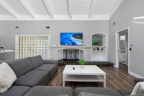 Smart TV, fireplace, ping pong, books - Carroll Cove | 4 Bedrooms | Sleeps 14 | Heated Pool | Carrollwood, Tampa (Tampa)