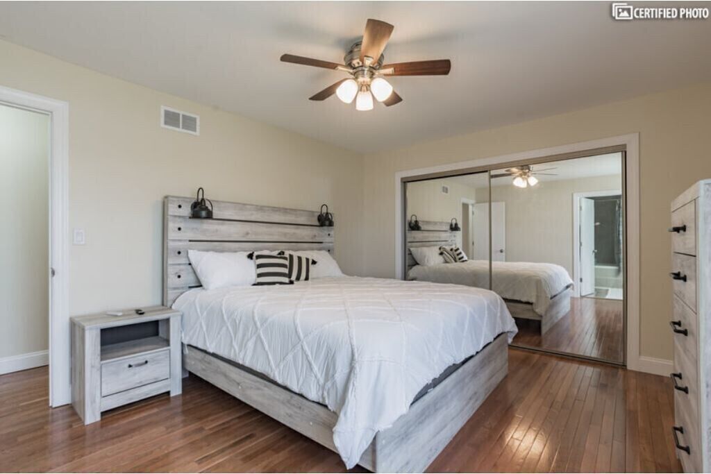 3 soverom, skrivebord, strykejern/-brett og reiseseng for barn